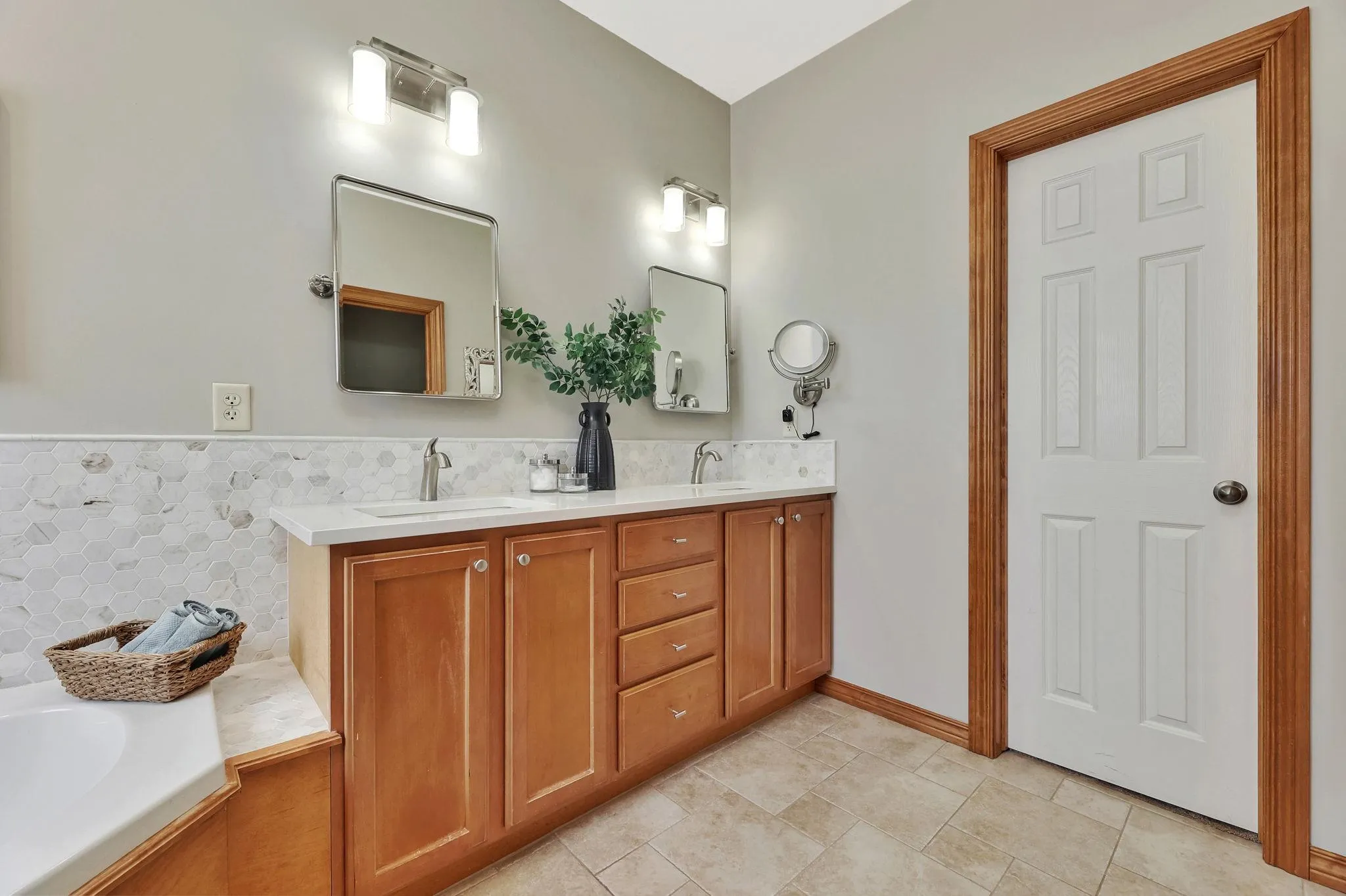 Wichita, Kansas 67206, United States, 5 Bedrooms Bedrooms, ,3 BathroomsBathrooms,Residential,Pending,46909