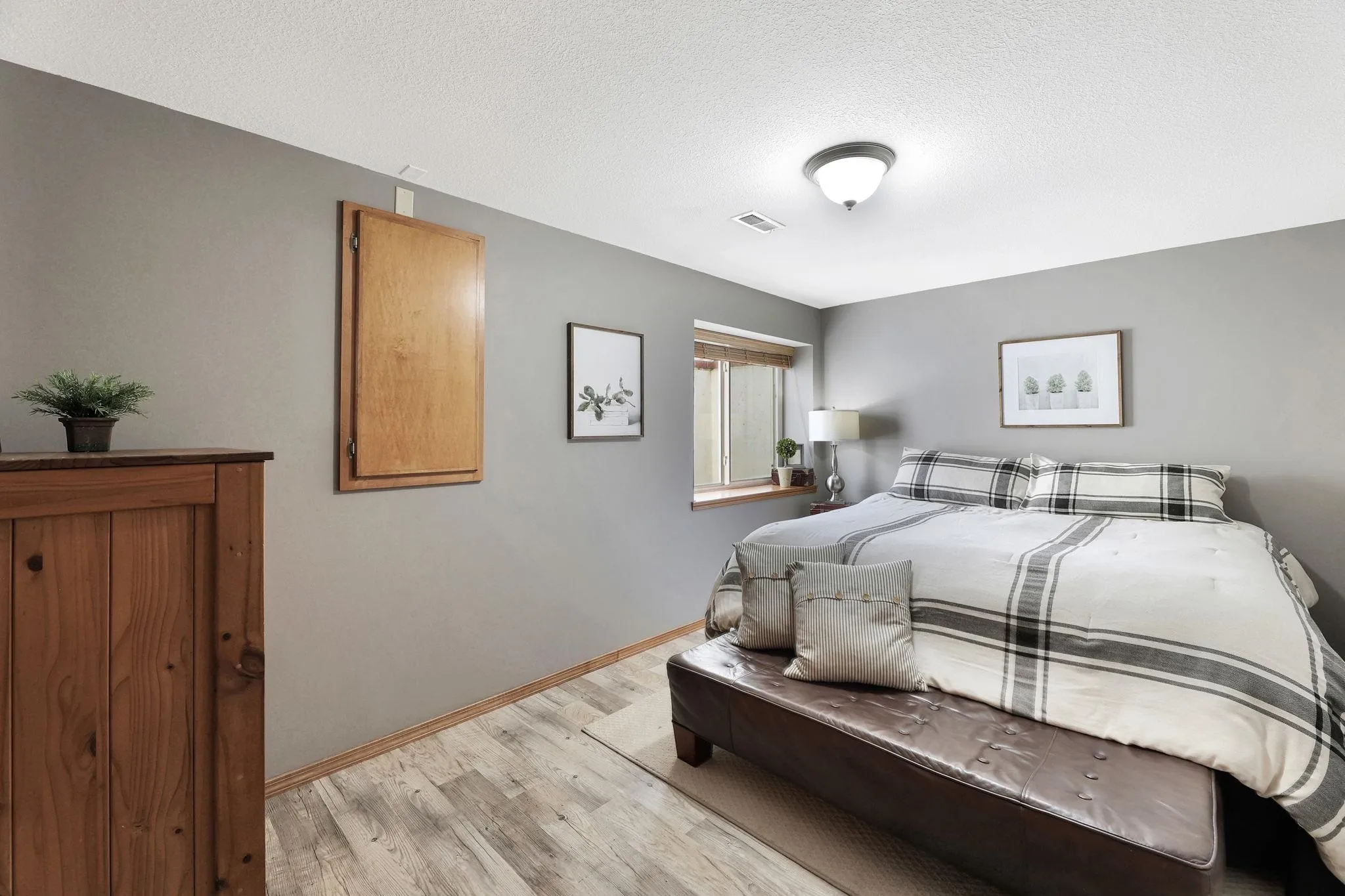 Wichita, Kansas 67206, United States, 5 Bedrooms Bedrooms, ,3 BathroomsBathrooms,Residential,Pending,46909