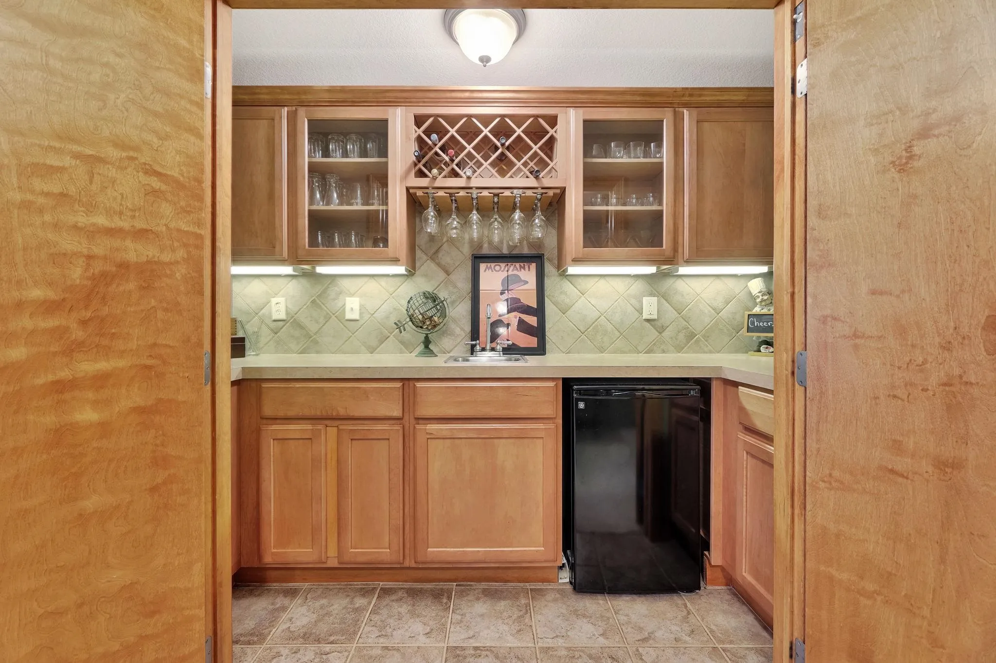 Wichita, Kansas 67206, United States, 5 Bedrooms Bedrooms, ,3 BathroomsBathrooms,Residential,Pending,46909