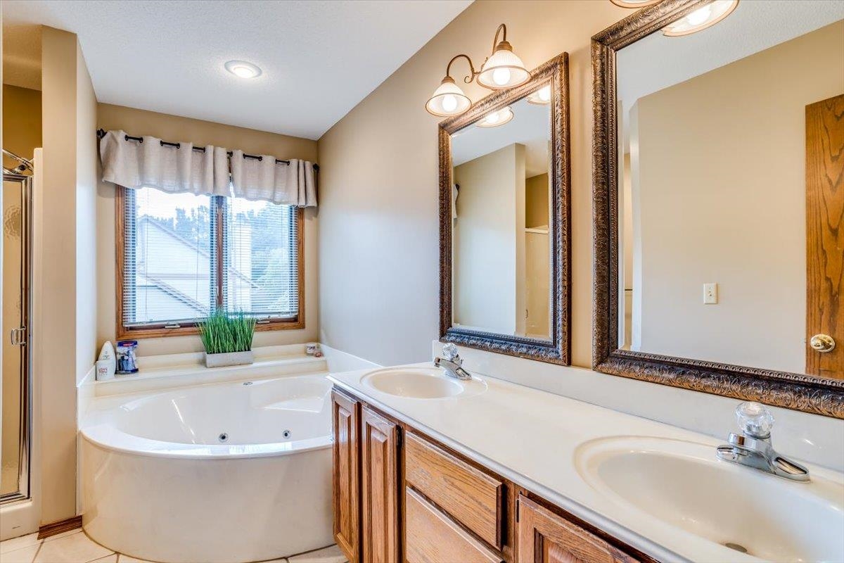 Derby, Kansas 67037, United States, 6 Bedrooms Bedrooms, ,4 BathroomsBathrooms,Residential,Pending,54433