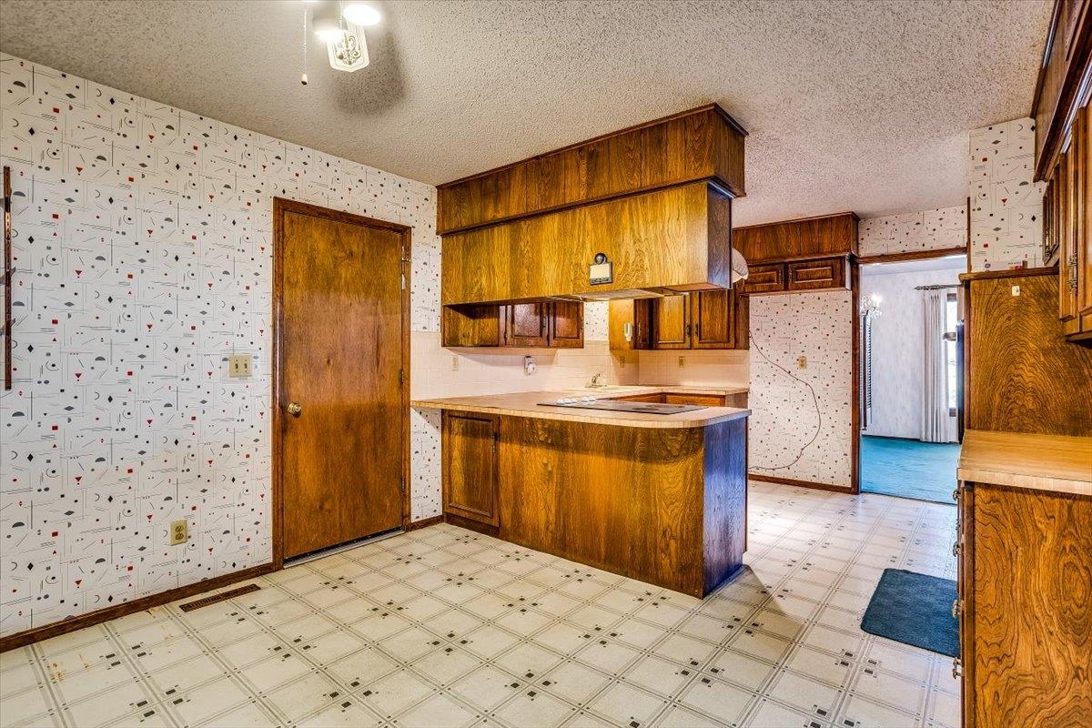 Wichita, Kansas 67208, United States, 3 Bedrooms Bedrooms, ,3 BathroomsBathrooms,Residential,Pending,61899