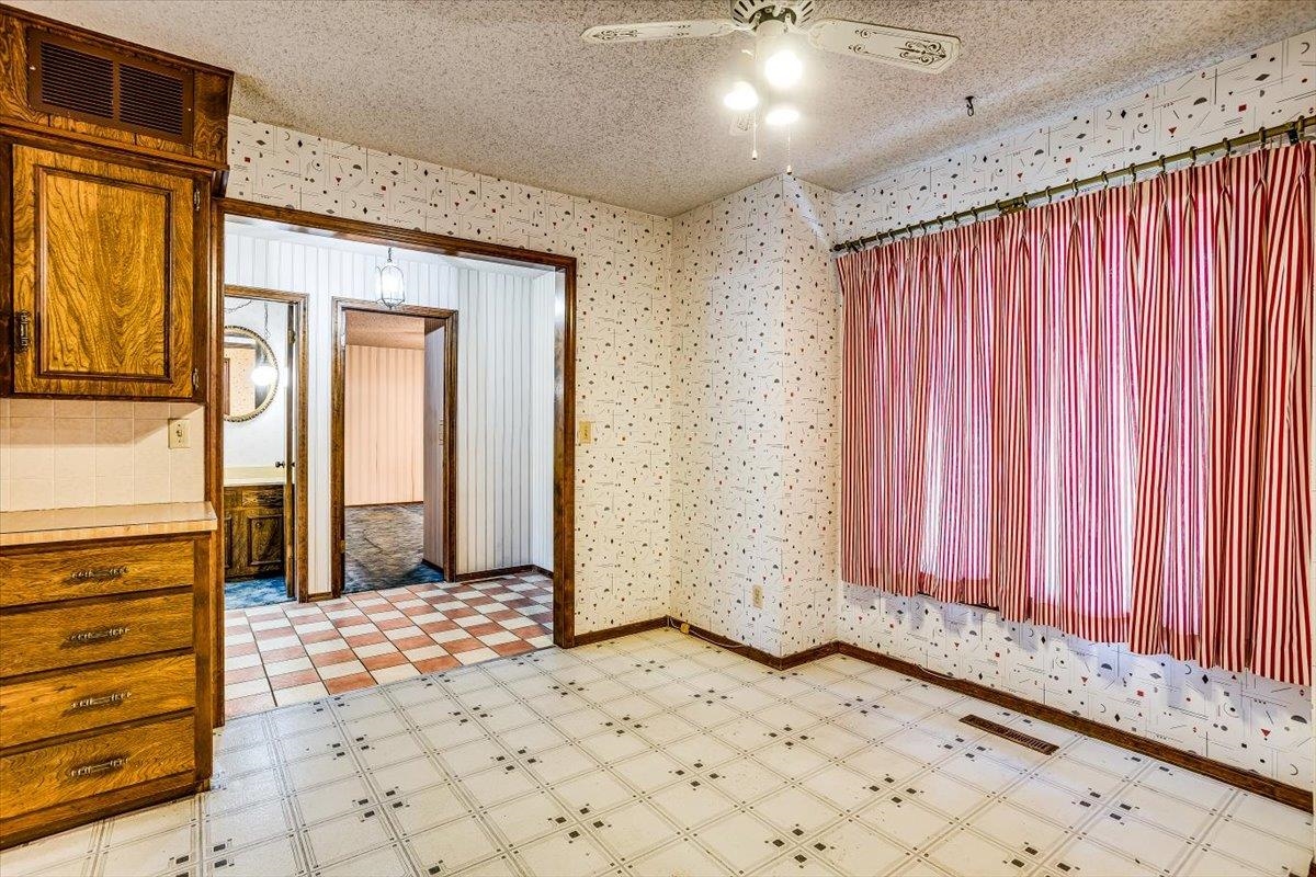 Wichita, Kansas 67208, United States, 3 Bedrooms Bedrooms, ,3 BathroomsBathrooms,Residential,Pending,61899