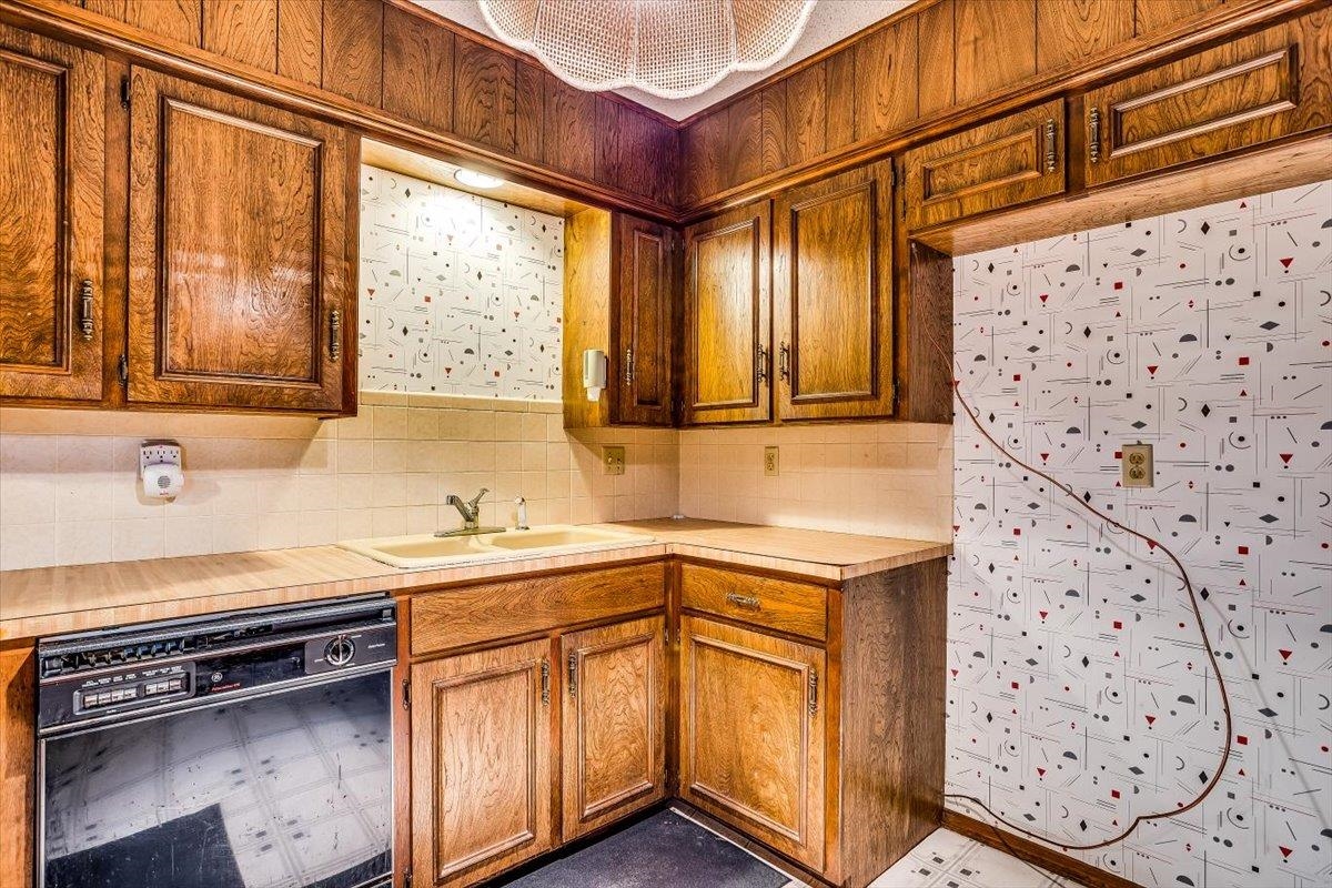 Wichita, Kansas 67208, United States, 3 Bedrooms Bedrooms, ,3 BathroomsBathrooms,Residential,Pending,61899