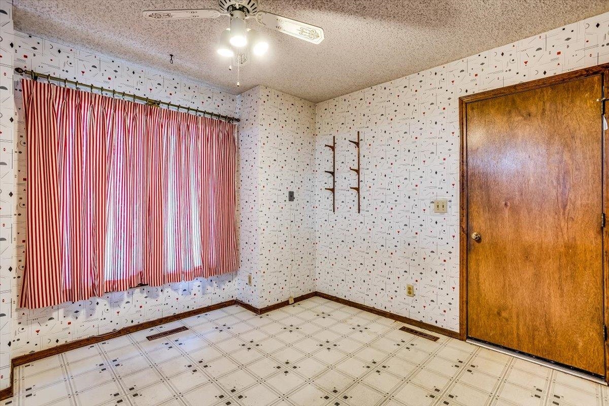 Wichita, Kansas 67208, United States, 3 Bedrooms Bedrooms, ,3 BathroomsBathrooms,Residential,Pending,61899