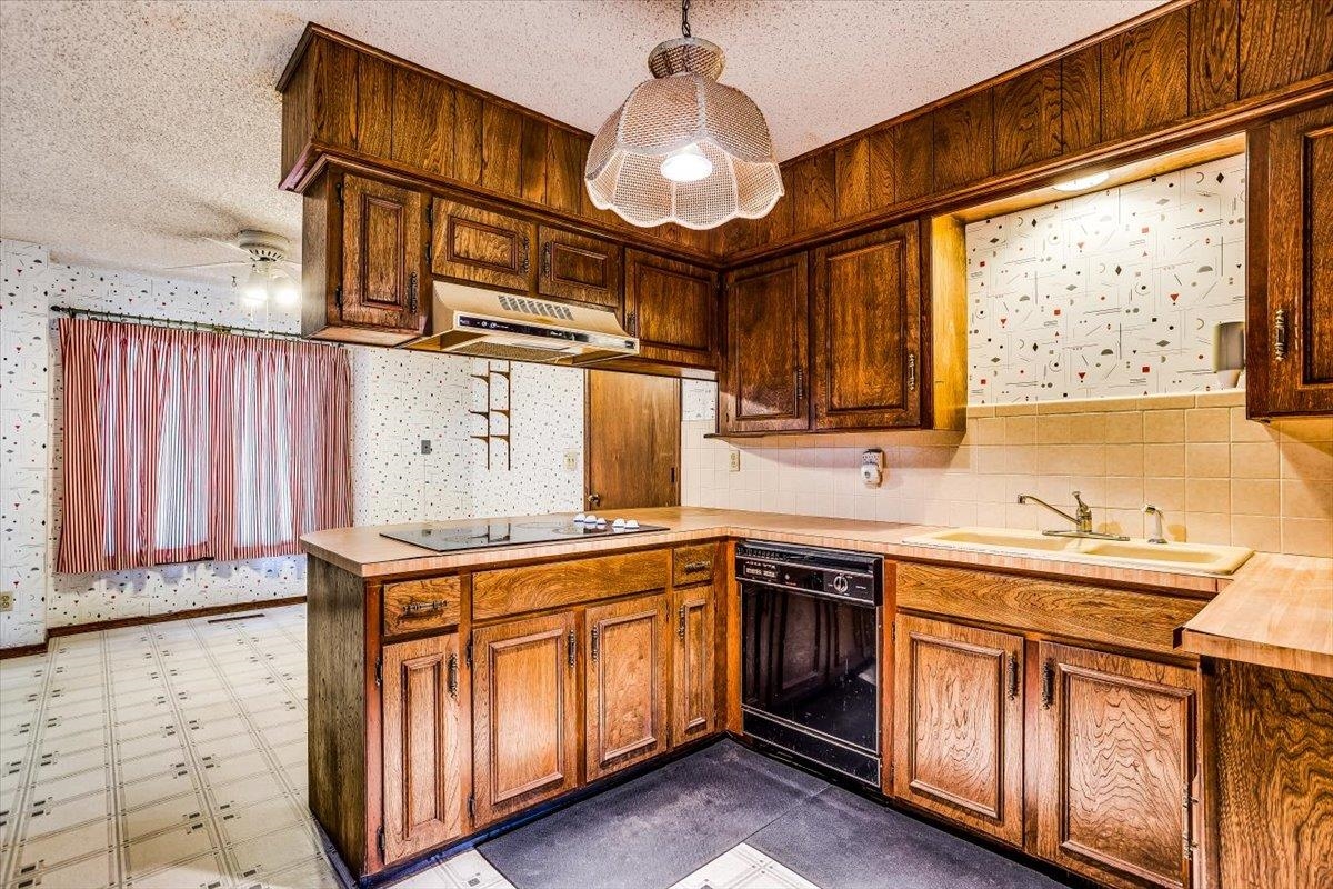 Wichita, Kansas 67208, United States, 3 Bedrooms Bedrooms, ,3 BathroomsBathrooms,Residential,Pending,61899