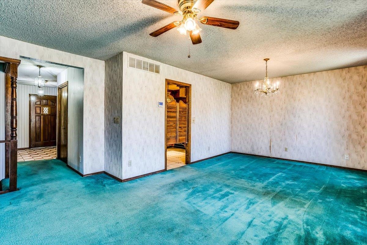 Wichita, Kansas 67208, United States, 3 Bedrooms Bedrooms, ,3 BathroomsBathrooms,Residential,Pending,61899