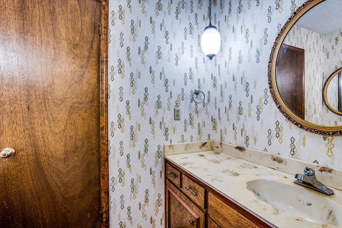 Wichita, Kansas 67208, United States, 3 Bedrooms Bedrooms, ,3 BathroomsBathrooms,Residential,Pending,61899