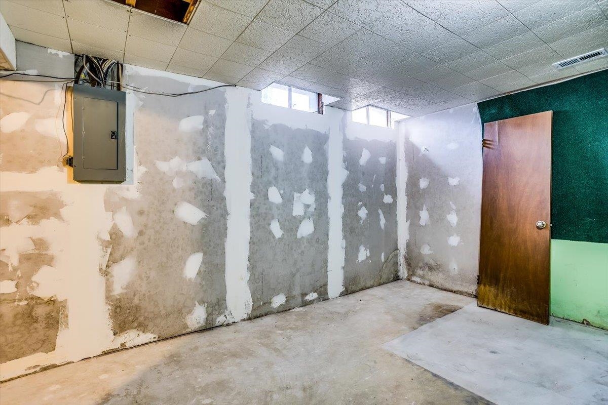 Wichita, Kansas 67208, United States, 3 Bedrooms Bedrooms, ,3 BathroomsBathrooms,Residential,Pending,61899