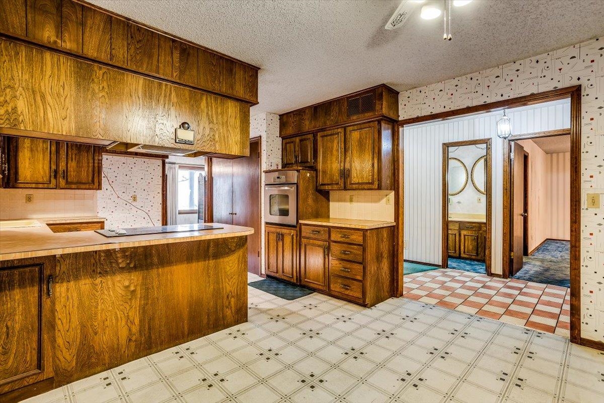 Wichita, Kansas 67208, United States, 3 Bedrooms Bedrooms, ,3 BathroomsBathrooms,Residential,Pending,61899