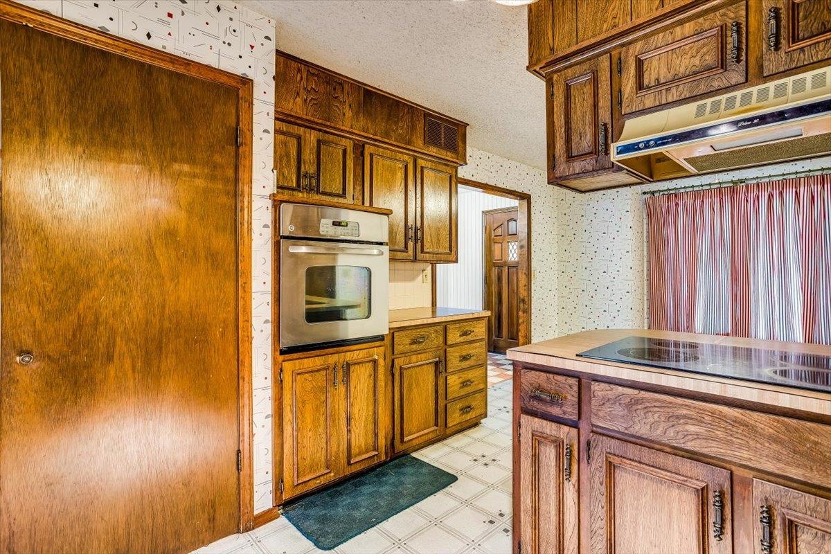 Wichita, Kansas 67208, United States, 3 Bedrooms Bedrooms, ,3 BathroomsBathrooms,Residential,Pending,61899