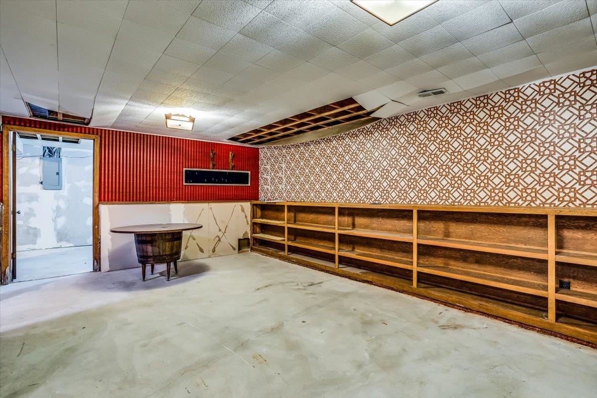 Wichita, Kansas 67208, United States, 3 Bedrooms Bedrooms, ,3 BathroomsBathrooms,Residential,Pending,61899