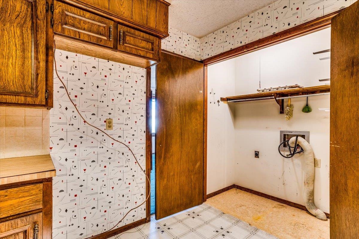 Wichita, Kansas 67208, United States, 3 Bedrooms Bedrooms, ,3 BathroomsBathrooms,Residential,Pending,61899