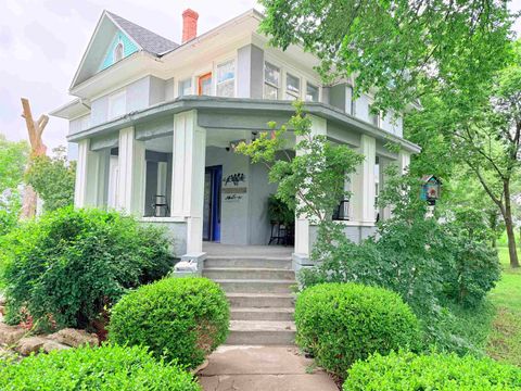 Homes For Sale - 300 W 7th St<br/> Lincolnville, KS 66858