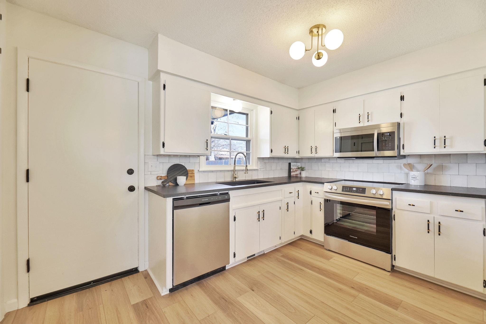 Wichita, Kansas 67207, United States, 3 Bedrooms Bedrooms, ,3 BathroomsBathrooms,Residential,Pending,63886