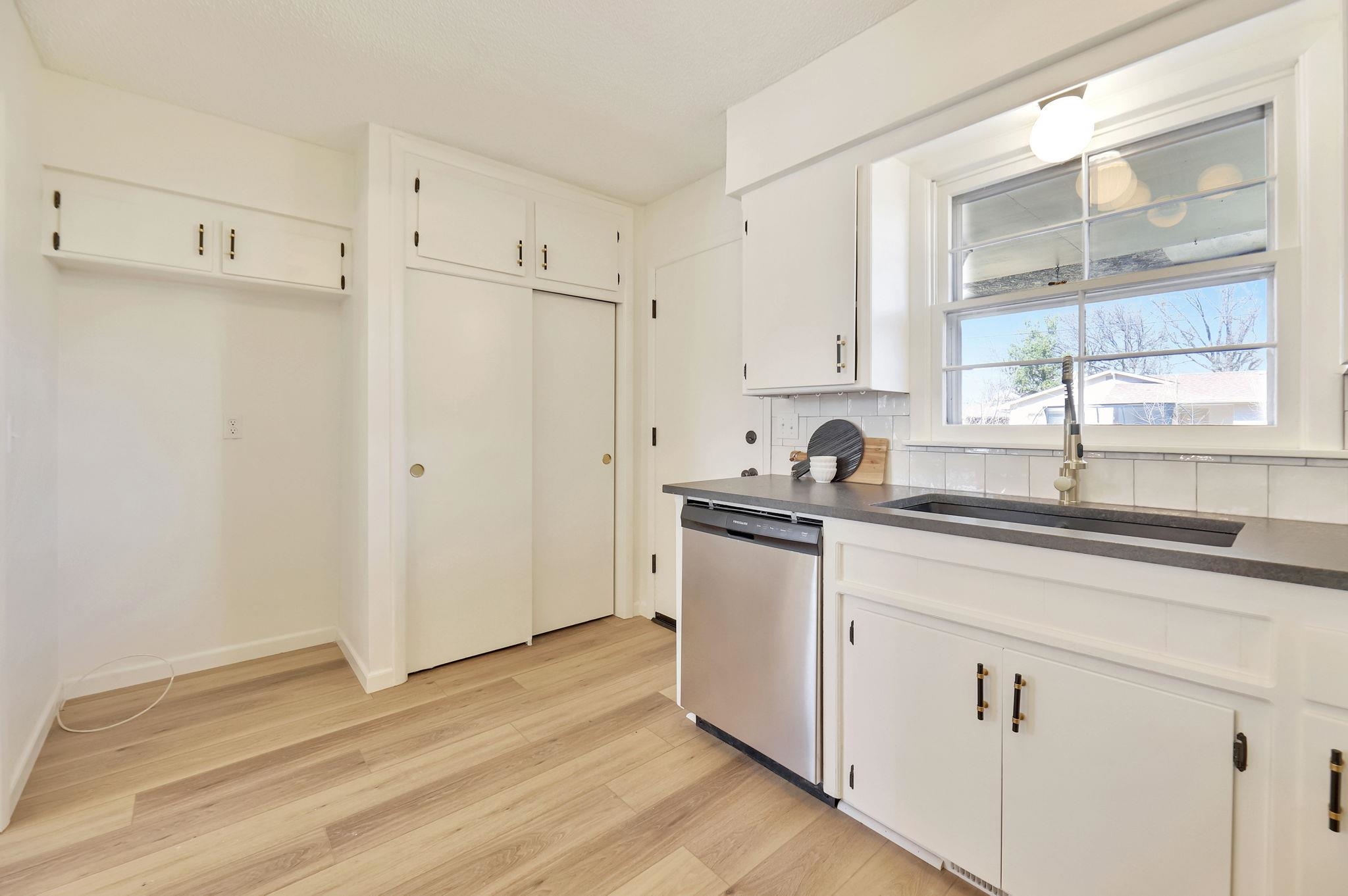 Wichita, Kansas 67207, United States, 3 Bedrooms Bedrooms, ,3 BathroomsBathrooms,Residential,Pending,63886