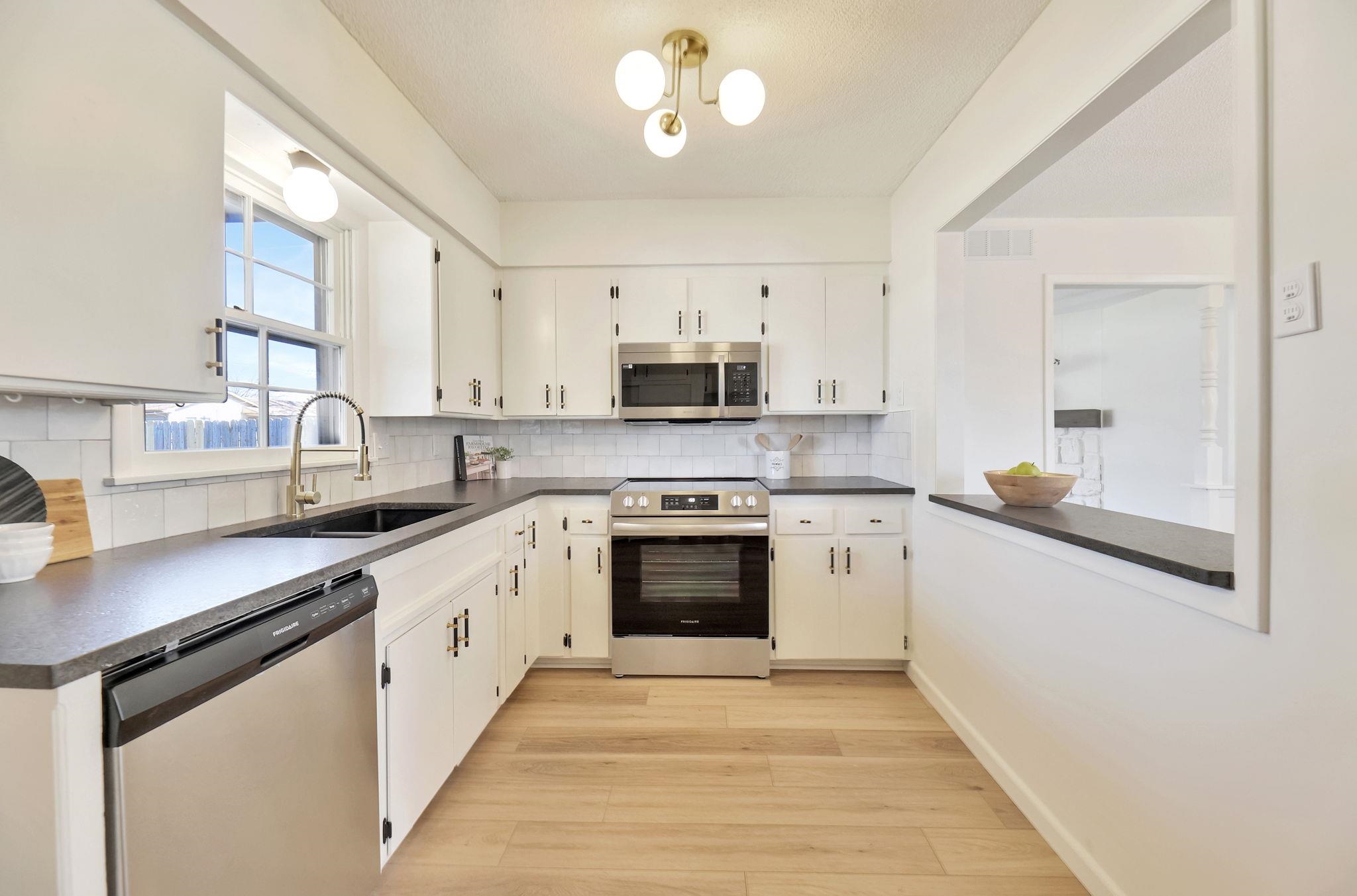 Wichita, Kansas 67207, United States, 3 Bedrooms Bedrooms, ,3 BathroomsBathrooms,Residential,Pending,63886