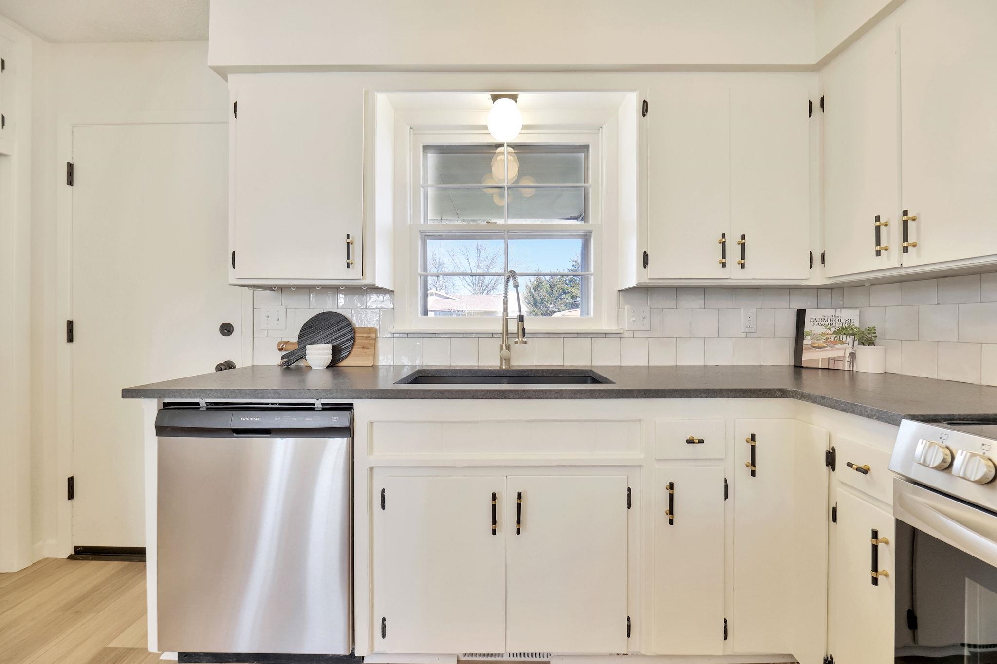 Wichita, Kansas 67207, United States, 3 Bedrooms Bedrooms, ,3 BathroomsBathrooms,Residential,Pending,63886