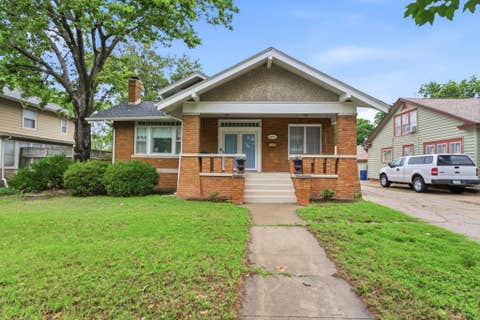 Homes For Sale - 3226 E Country Club Pl<br/> Wichita, KS 67208