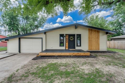 Homes For Sale - 980 N Brownthrush Ln<br/> Wichita, KS 67212