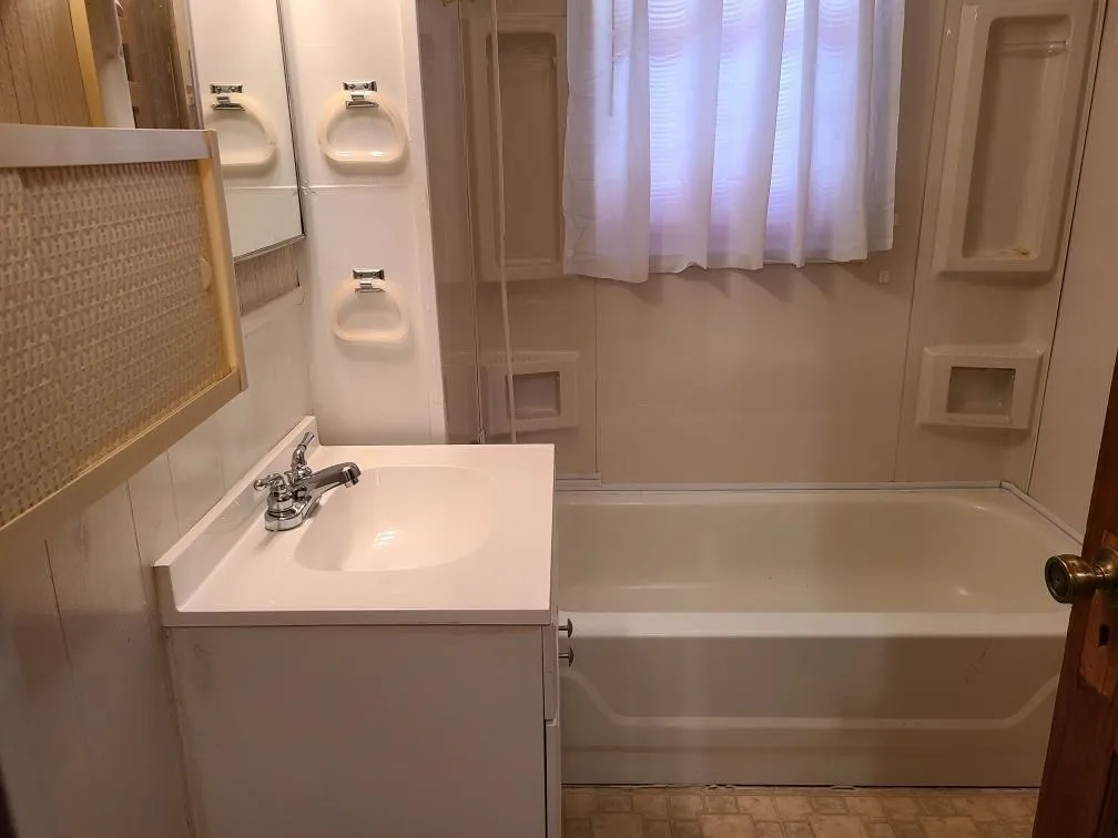 Winfield, Kansas 67156, United States, 2 Bedrooms Bedrooms, ,2 BathroomsBathrooms,Residential,Active,186191