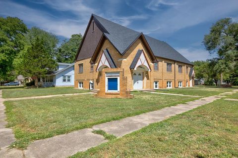 Homes For Sale - 1020 E 12th Ave<br/> Winfield, KS 67156