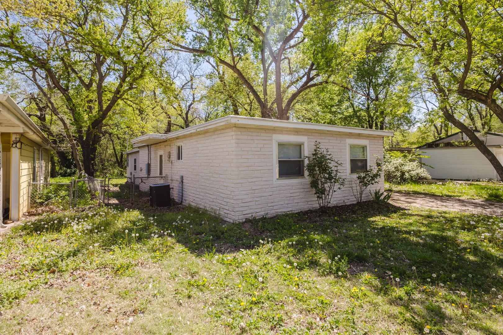 3141 E Glen Oaks Dr, Wichita, Kansas image 2
