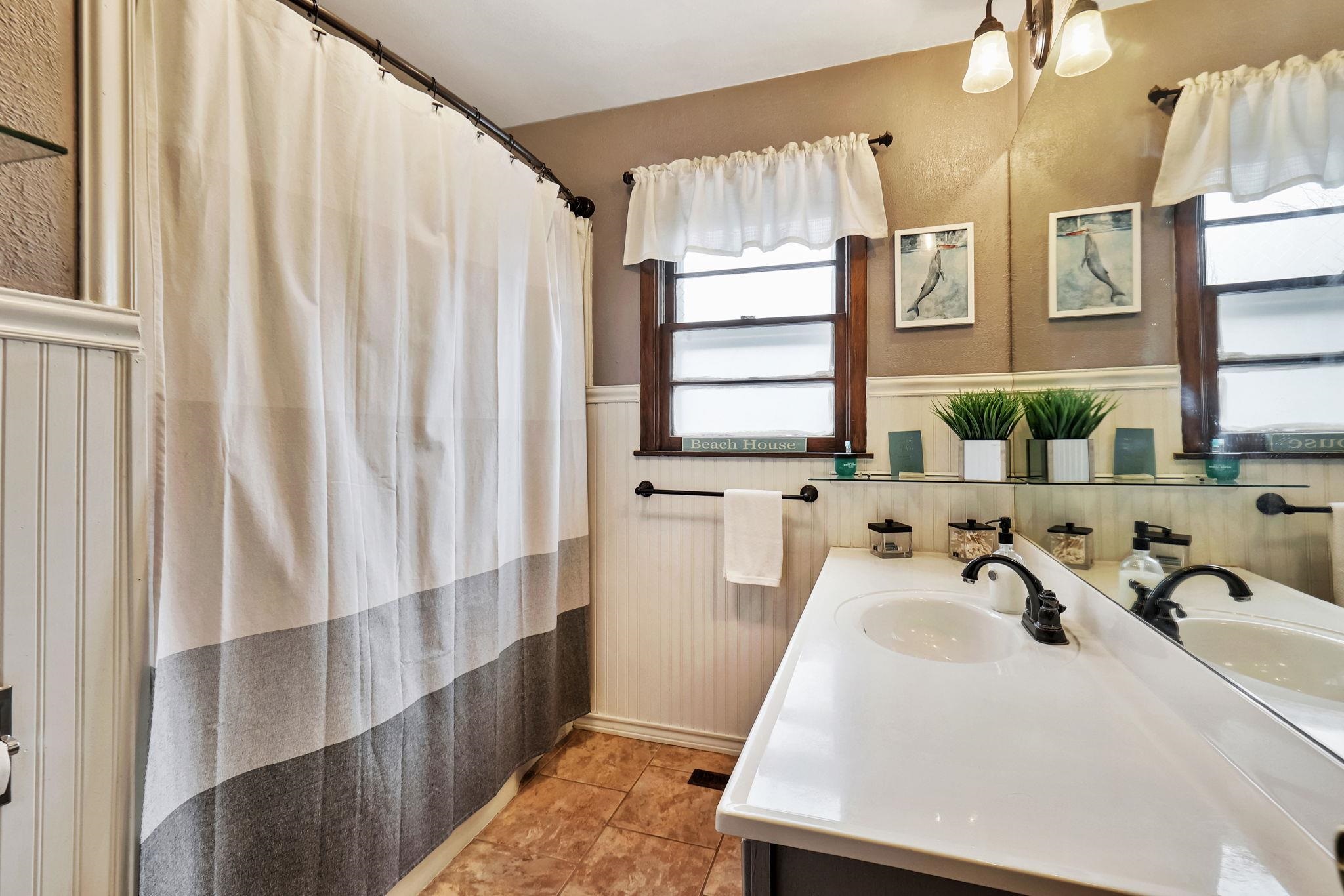 Wichita, Kansas 67204, United States, 3 Bedrooms Bedrooms, ,1 BathroomBathrooms,Residential,Pending,67270