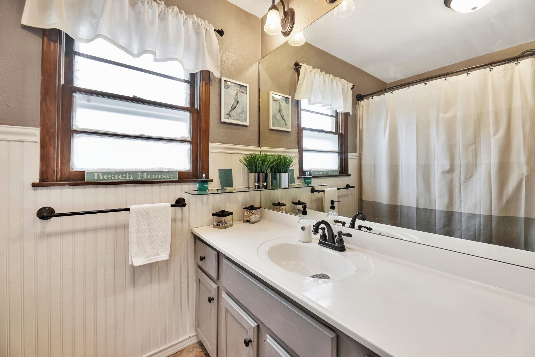 Wichita, Kansas 67204, United States, 3 Bedrooms Bedrooms, ,1 BathroomBathrooms,Residential,Pending,67270