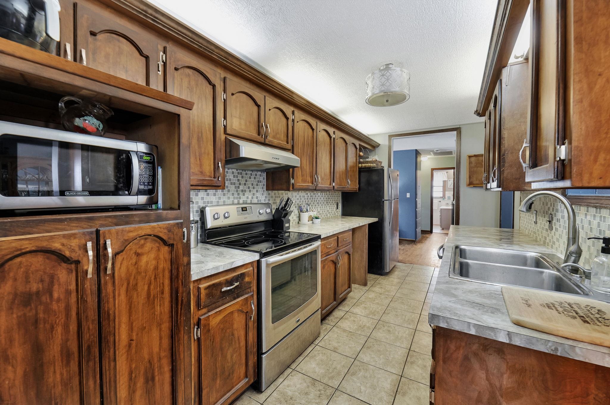 Wichita, Kansas 67204, United States, 3 Bedrooms Bedrooms, ,1 BathroomBathrooms,Residential,Pending,67270