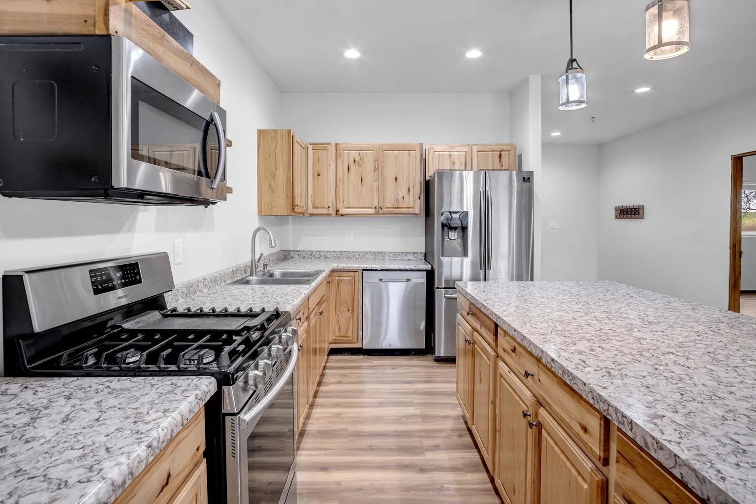 Newton, Kansas 67114, United States, 3 Bedrooms Bedrooms, ,2 BathroomsBathrooms,Residential,Pending,31832