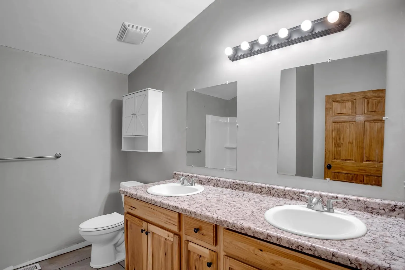 Newton, Kansas 67114, United States, 3 Bedrooms Bedrooms, ,2 BathroomsBathrooms,Residential,Pending,31832