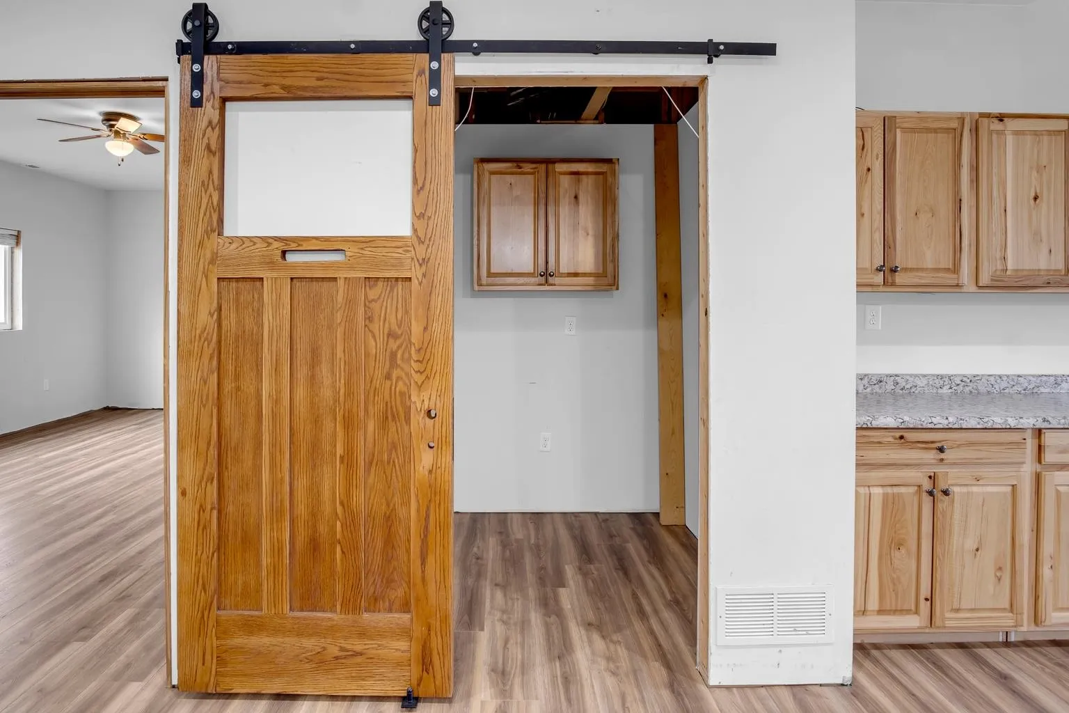 Newton, Kansas 67114, United States, 3 Bedrooms Bedrooms, ,2 BathroomsBathrooms,Residential,Pending,31832