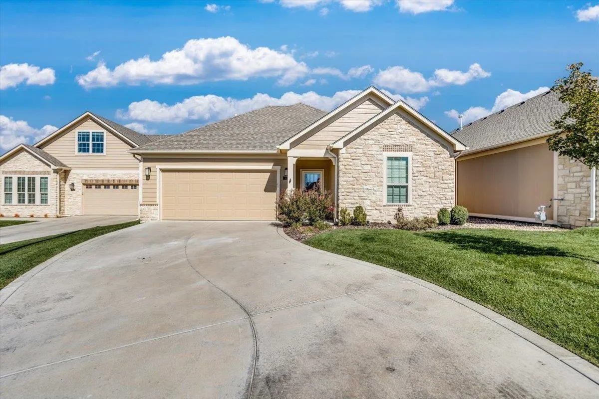 Derby, Kansas 67037, United States, 2 Bedrooms Bedrooms, ,2 BathroomsBathrooms,Residential,Pending,38401