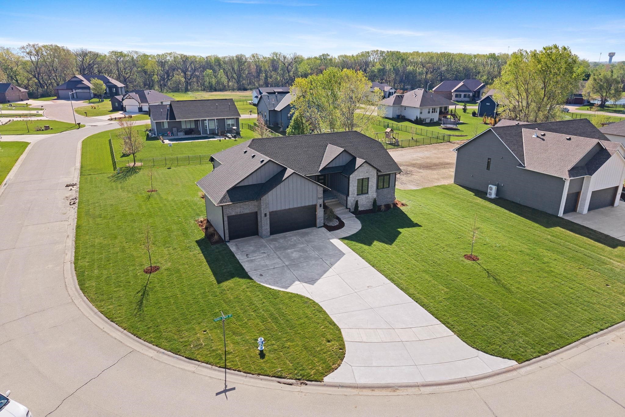 522 N Valley Creek Dr, Wichita, Kansas image 2