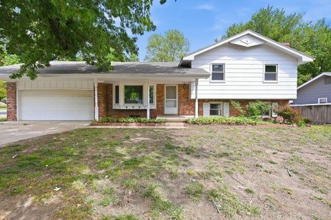 Homes For Sale - 800 E Sunrise Ct<br/> Derby, KS 67037