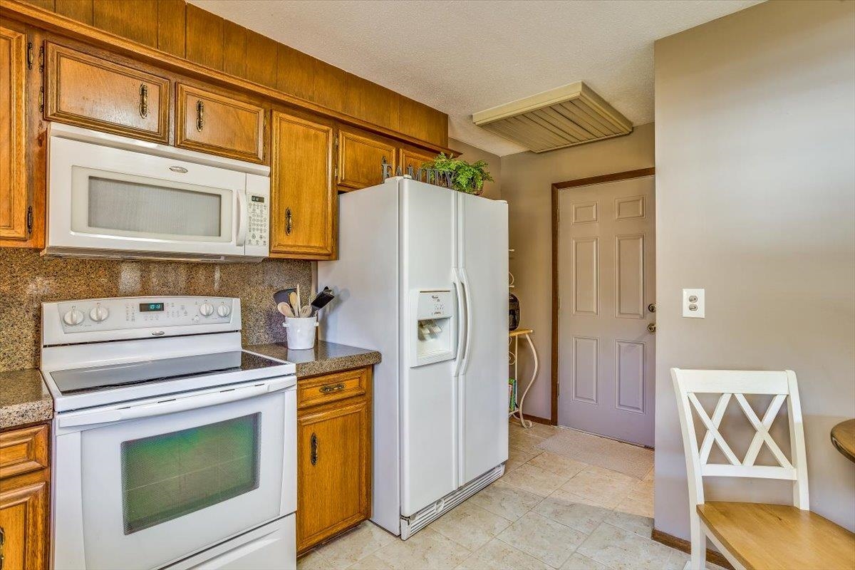 Derby, Kansas 67037, United States, 3 Bedrooms Bedrooms, ,3 BathroomsBathrooms,Residential,Pending,68690