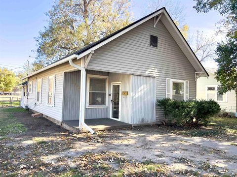 Homes For Sale - 1126 N B St<br/> Cowley County, Arkansas City, KS 67005