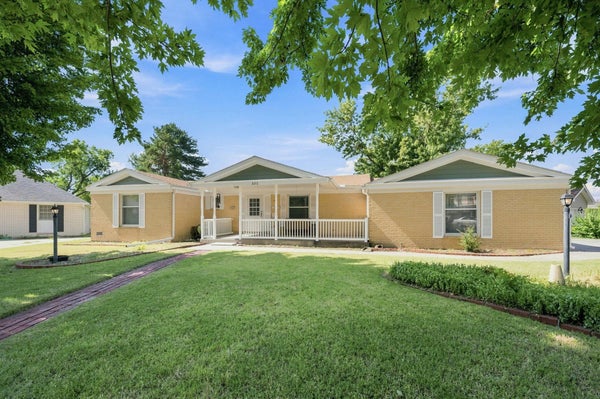 320 LAKESHORE DR, NEWTON, KS 67114 - Image 08c312e8dcae5a9441e2f41a571bdba2/4222303245