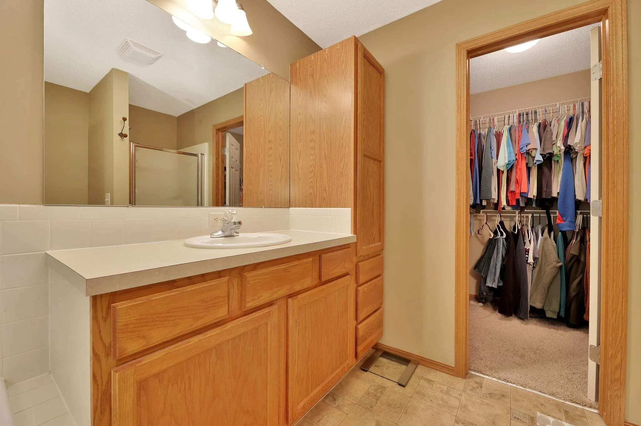 Andover, Kansas 67002, United States, 4 Bedrooms Bedrooms, ,3 BathroomsBathrooms,Residential,Pending,131615