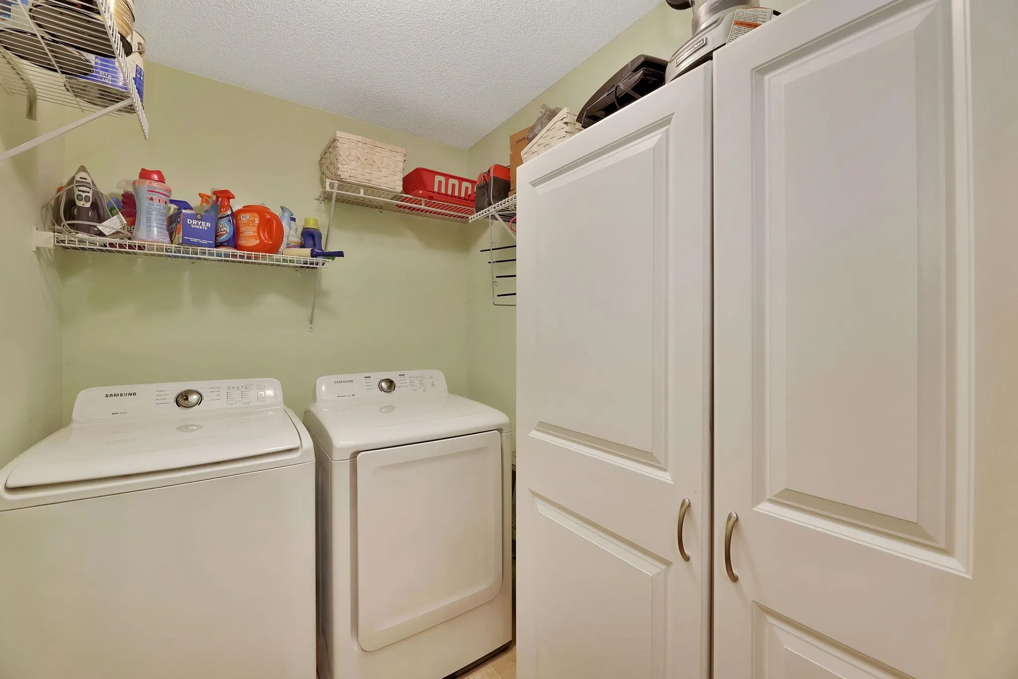 Andover, Kansas 67002, United States, 4 Bedrooms Bedrooms, ,3 BathroomsBathrooms,Residential,Pending,131615