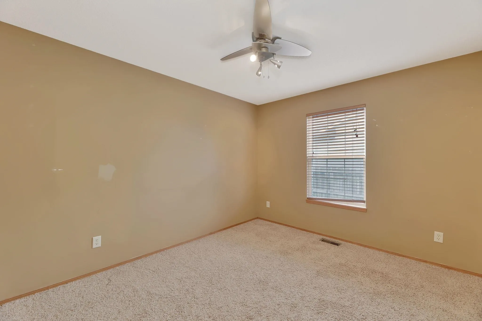 Andover, Kansas 67002, United States, 4 Bedrooms Bedrooms, ,3 BathroomsBathrooms,Residential,Pending,131615