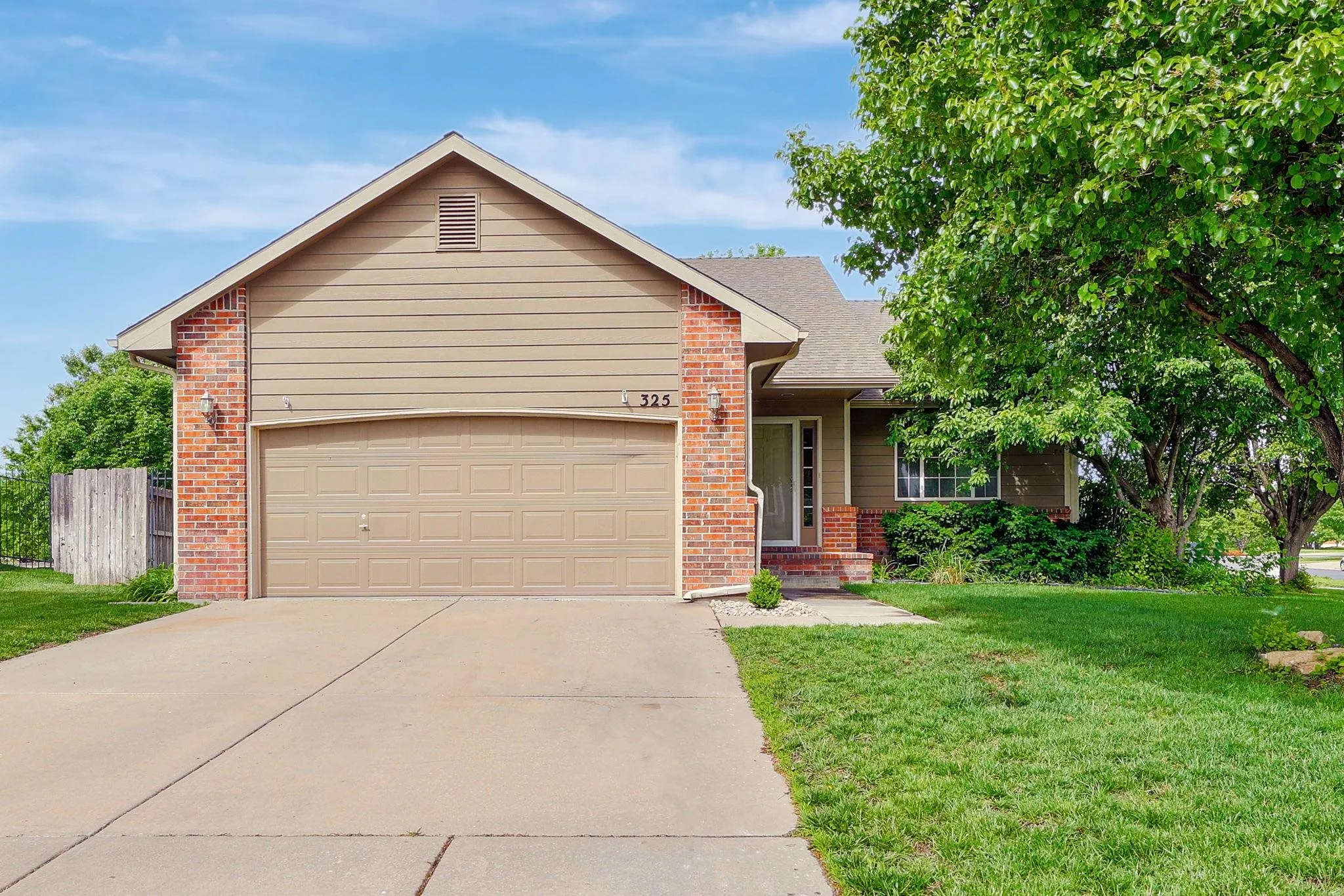 Andover, Kansas 67002, United States, 4 Bedrooms Bedrooms, ,3 BathroomsBathrooms,Residential,Pending,131615