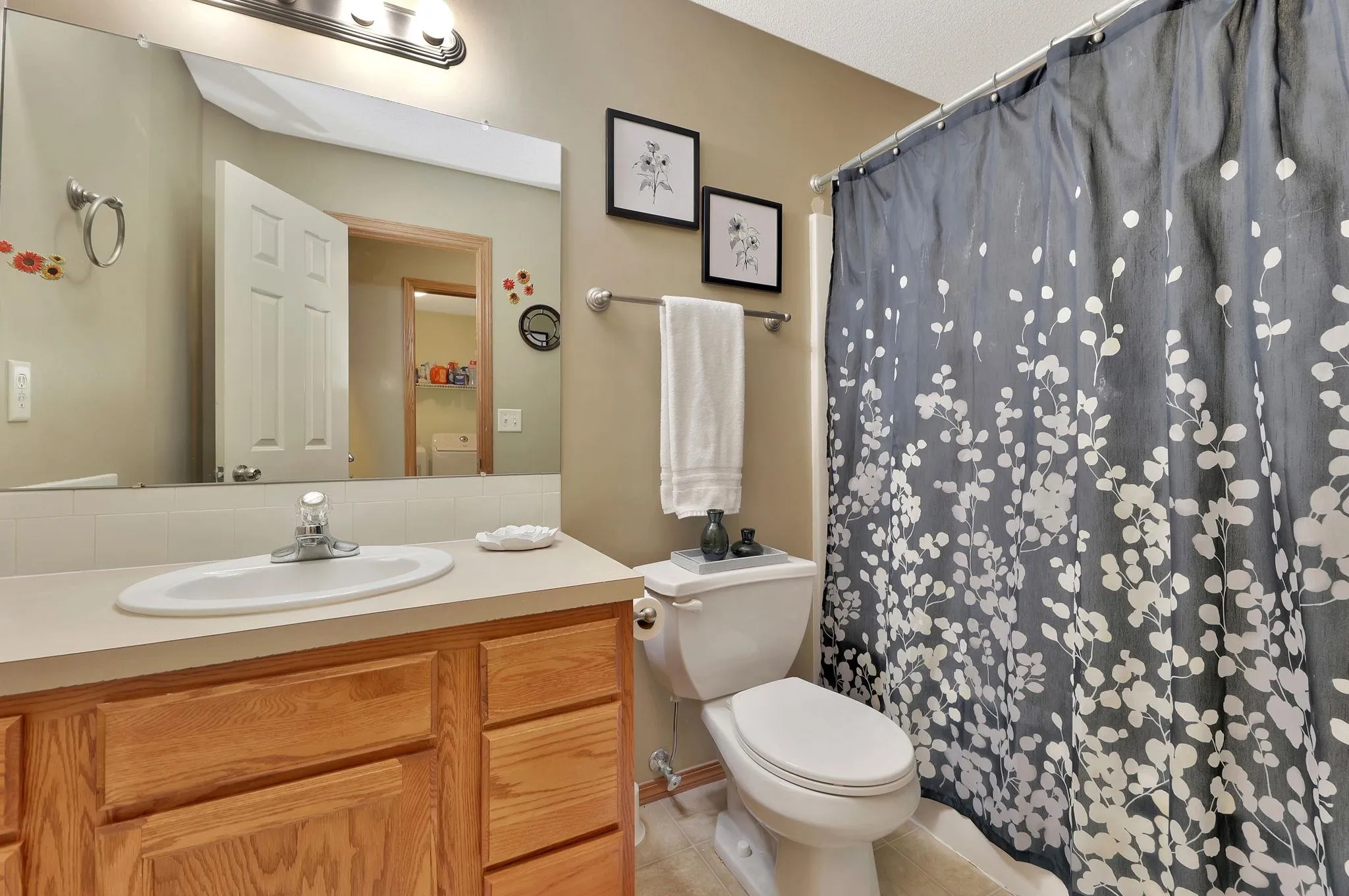 Andover, Kansas 67002, United States, 4 Bedrooms Bedrooms, ,3 BathroomsBathrooms,Residential,Pending,131615