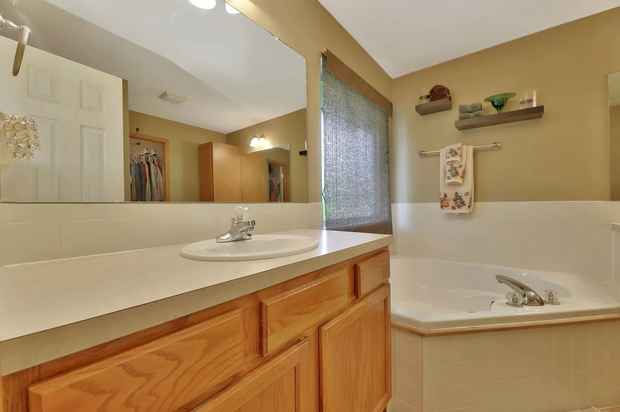 Andover, Kansas 67002, United States, 4 Bedrooms Bedrooms, ,3 BathroomsBathrooms,Residential,Pending,131615