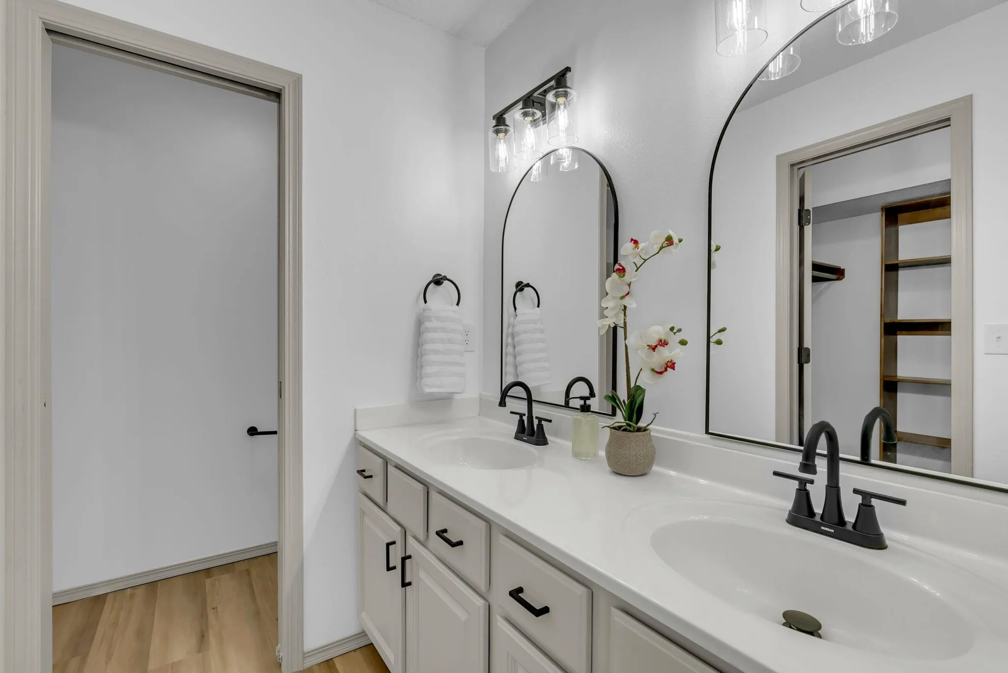 Wichita, Kansas 67207, United States, 4 Bedrooms Bedrooms, ,3 BathroomsBathrooms,Residential,Active,165393