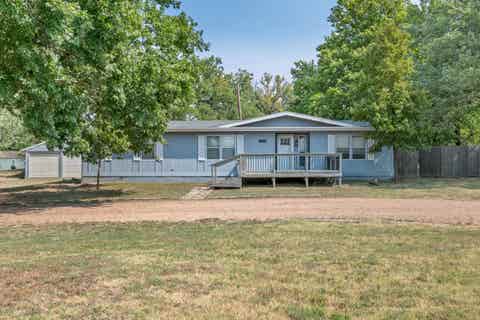 Homes For Sale - 300 Williamson Dr<br/> Reno County, Hutchinson, KS 67502