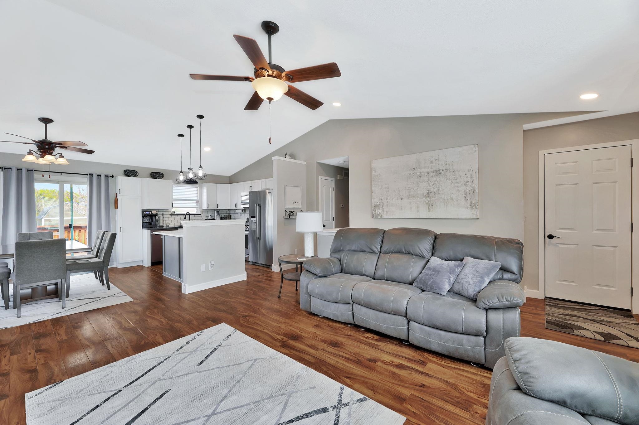 510 Clover Ln, Hesston, Kansas image 8