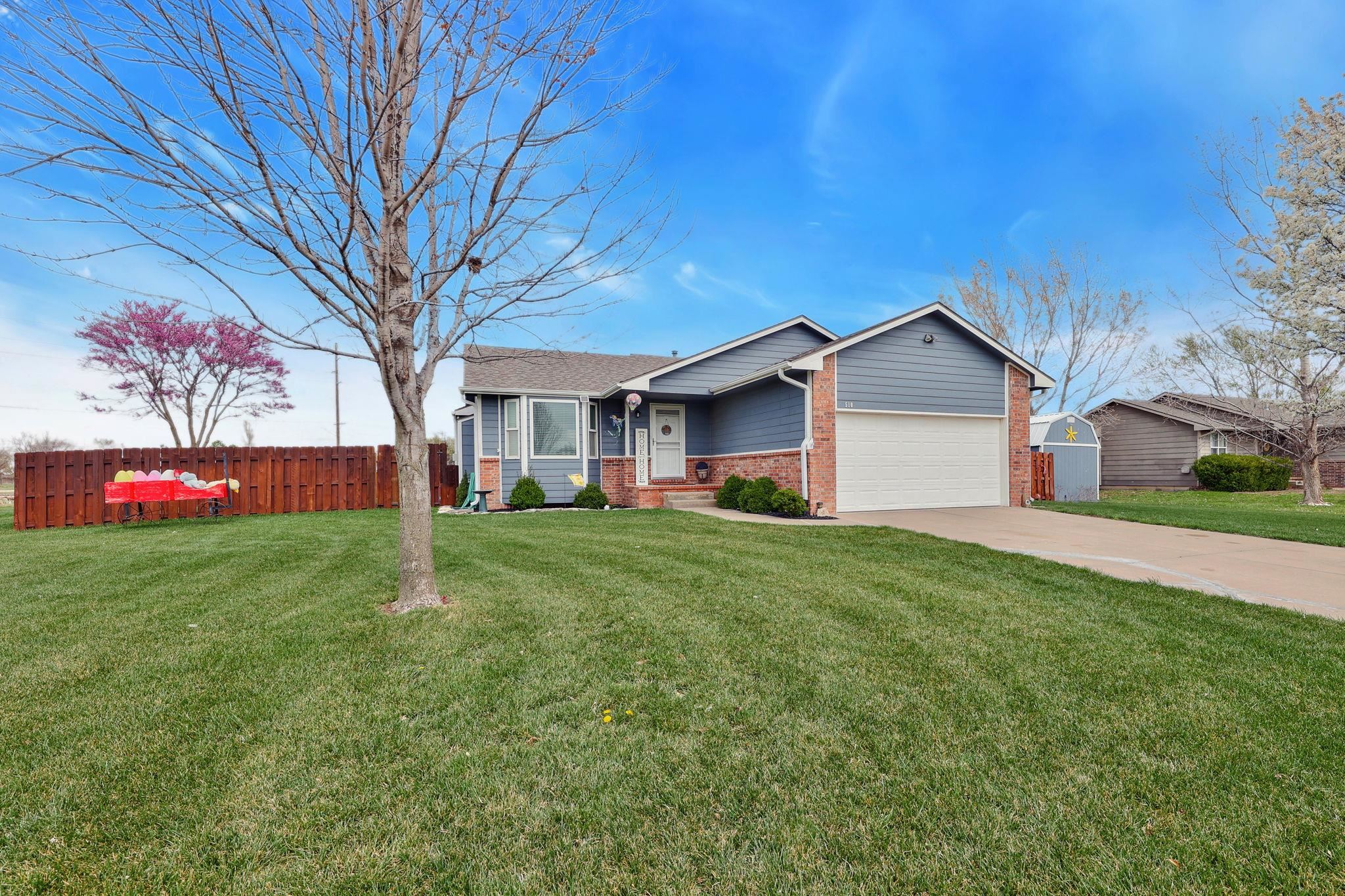 510 Clover Ln, Hesston, Kansas image 1