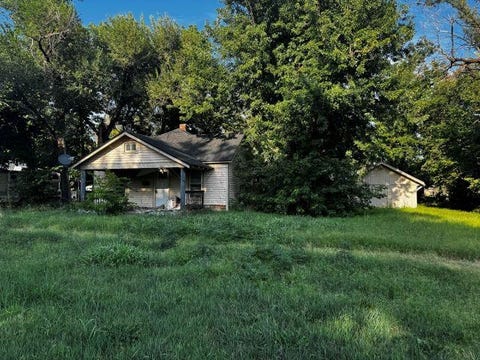 Homes For Sale - 416 Walnut St<br/> Halstead, KS 67056