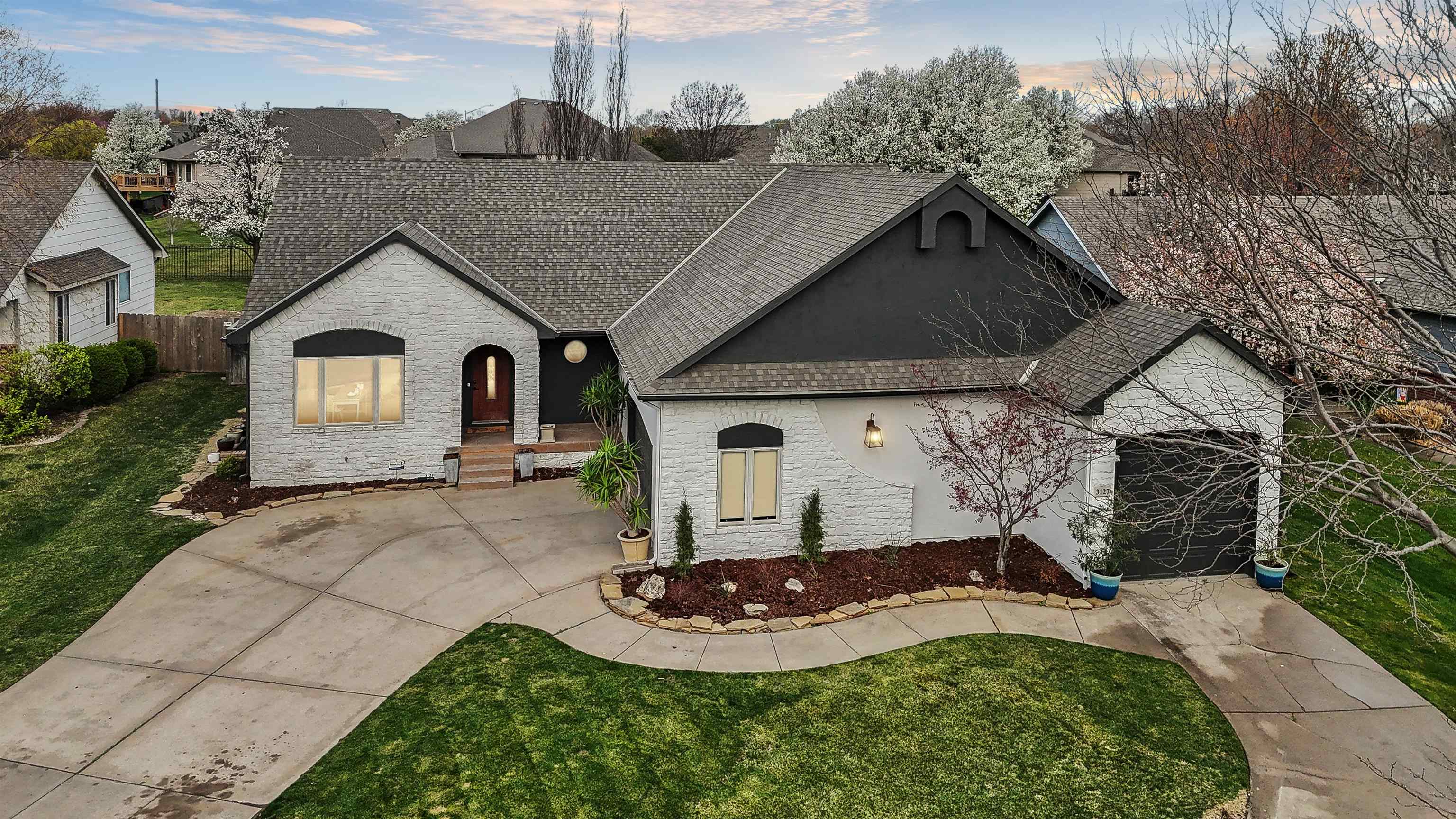 3127 N Lakecrest Cir, Wichita, Kansas image 1